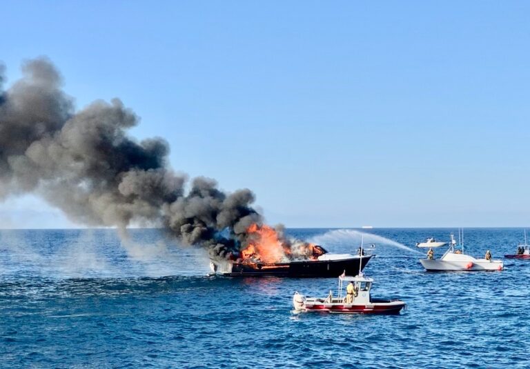 Fire sinks boat in Avalon Harbor